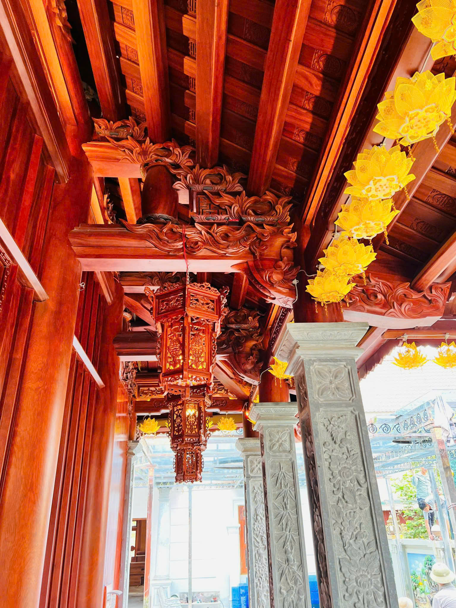 THI CÔNG NHÀ CHÙA GỖ 3 GIAN 4 MÁI ĐAO GỖ LIM NAM PHI – NHÀ GỖ ĐĂNG KHÔI