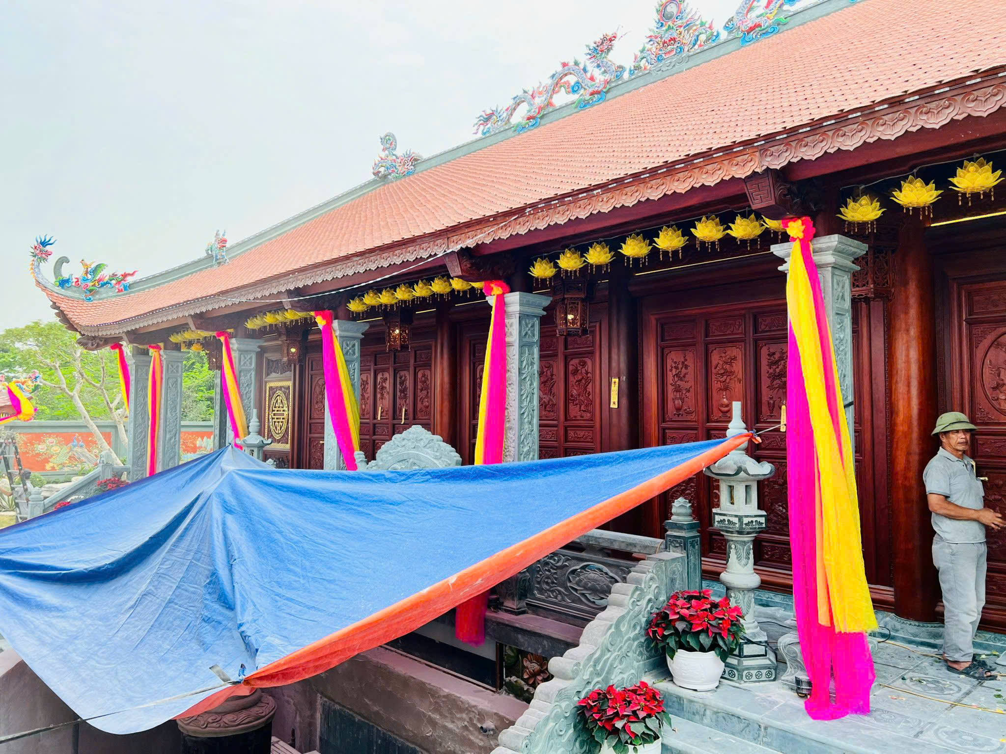 THI CÔNG NHÀ CHÙA GỖ 3 GIAN 4 MÁI ĐAO GỖ LIM NAM PHI – NHÀ GỖ ĐĂNG KHÔI