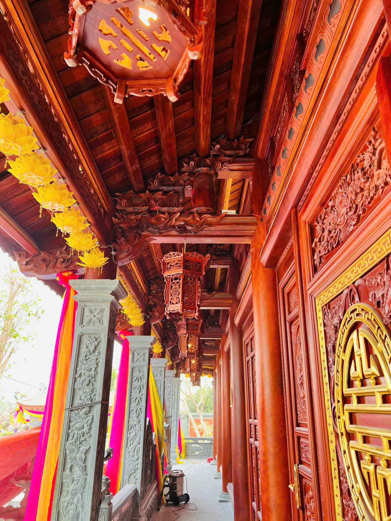 THI CÔNG NHÀ CHÙA GỖ 3 GIAN 4 MÁI ĐAO GỖ LIM NAM PHI – NHÀ GỖ ĐĂNG KHÔI