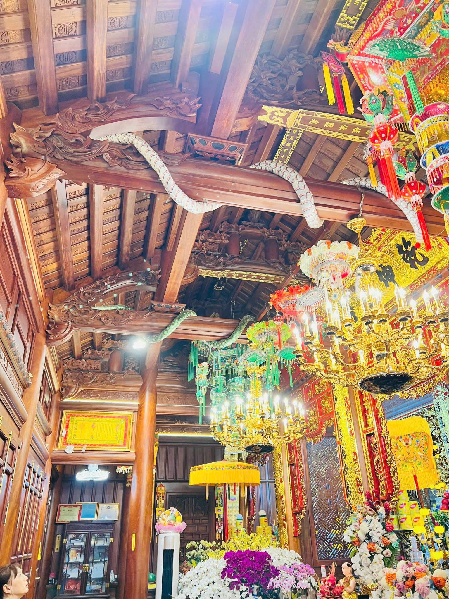 THI CÔNG NHÀ CHÙA GỖ 3 GIAN 4 MÁI ĐAO GỖ LIM NAM PHI – NHÀ GỖ ĐĂNG KHÔI