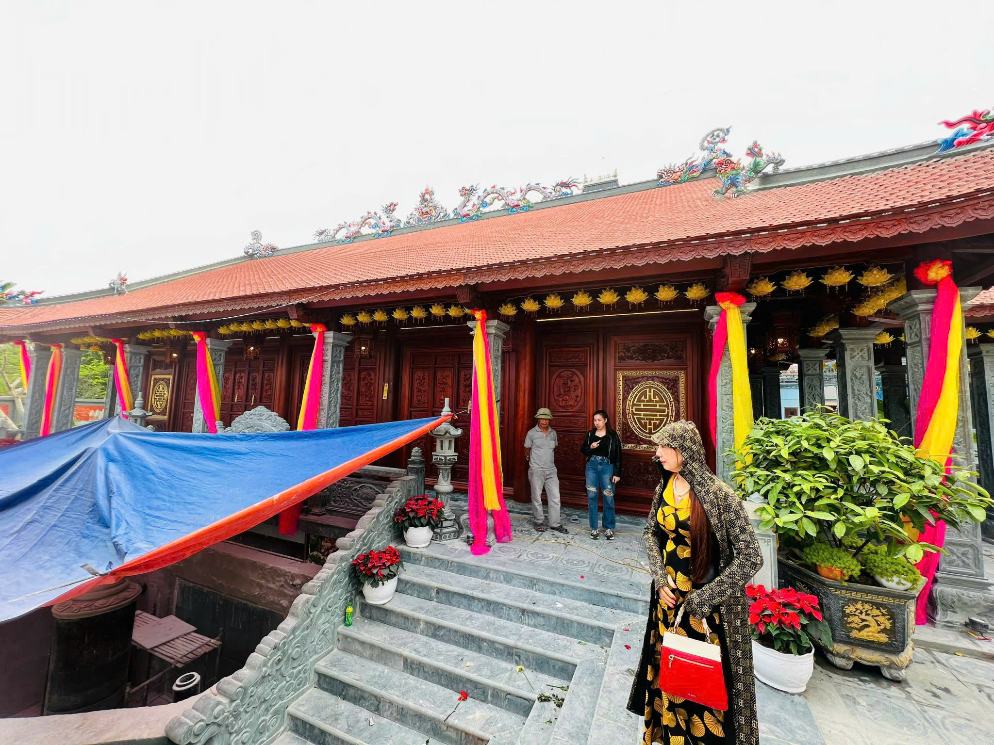 THI CÔNG NHÀ CHÙA GỖ 3 GIAN 4 MÁI ĐAO GỖ LIM NAM PHI – NHÀ GỖ ĐĂNG KHÔI